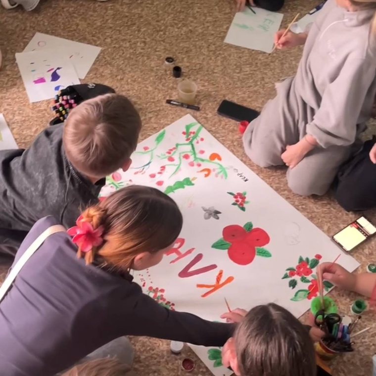 Дети на мастер-классе в детском клубе «Клюква»