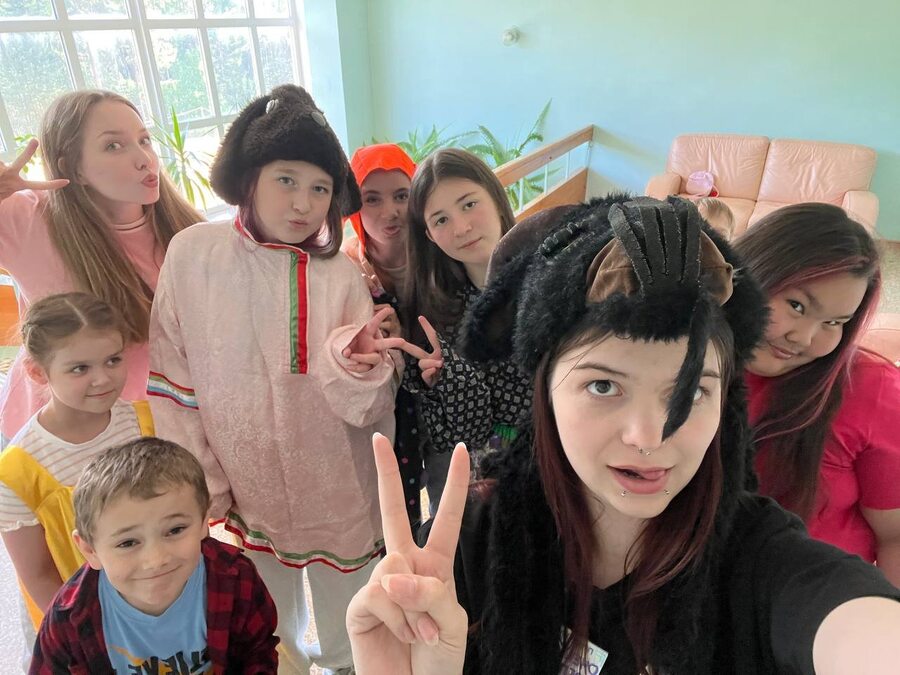 Дети с аниматорами в детском клубе